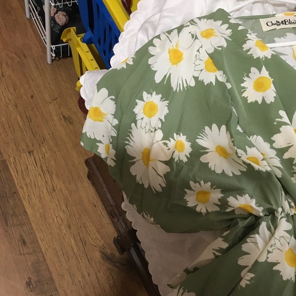 Cherie Bliss Flowing Asymmetrical Blouse. Daisy print.
Onesize fits most. US 14 - Picture 5 of 6